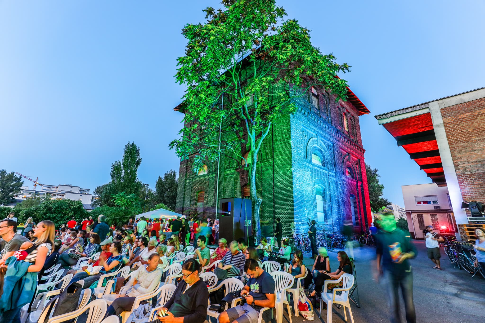 Menschen sitzen beim Nachtkino im Nordbahnhof.