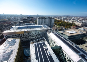 Solaranlage auf Dächern über Wien.